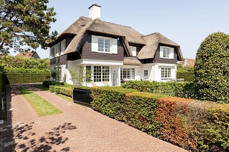 Villa Quiet Green aan de Graaf Jansdijk, symmetrische gevel met rieten dak