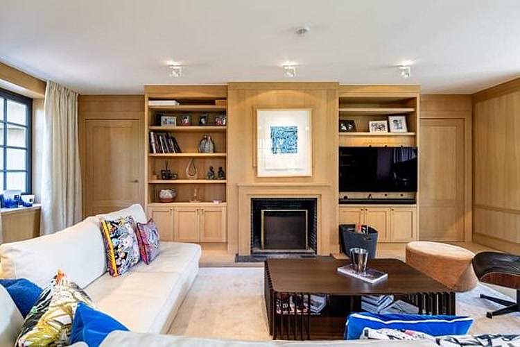 Woonkamer met eiken lambrisering en open haard