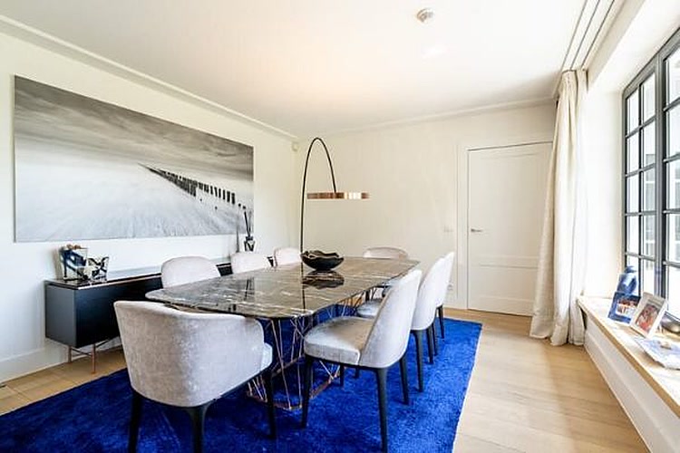 Eetkamer met marmeren eettafel