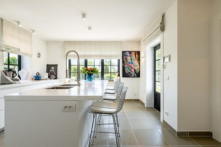 Keuken met kleurrijk kunstwerk